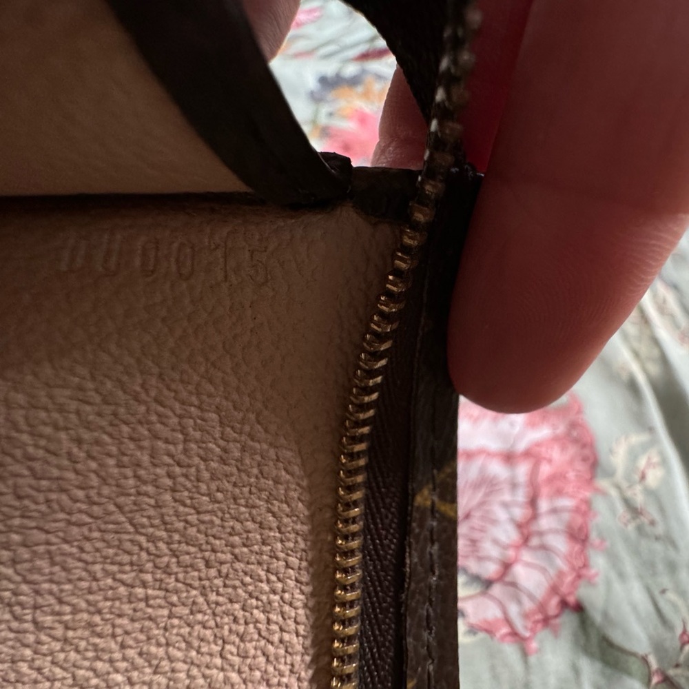 Louis Vuitton small toilet pouch - Picture 10 of 10